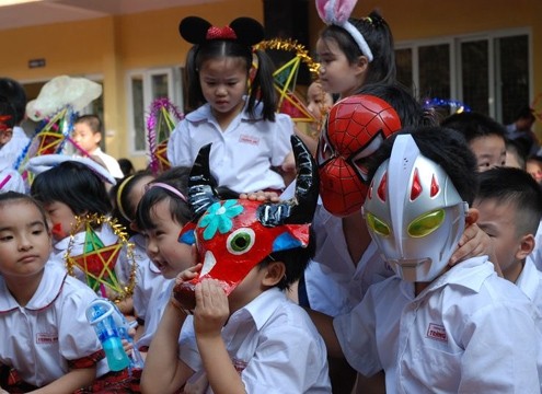 Ở trường, mỗi bạn đều mang theo một món đồ chơi mình thích để tham dự lễ hội Trung thu