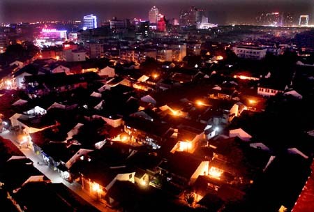 Thị trấn nghìn tuổi lung linh khi đêm xuống