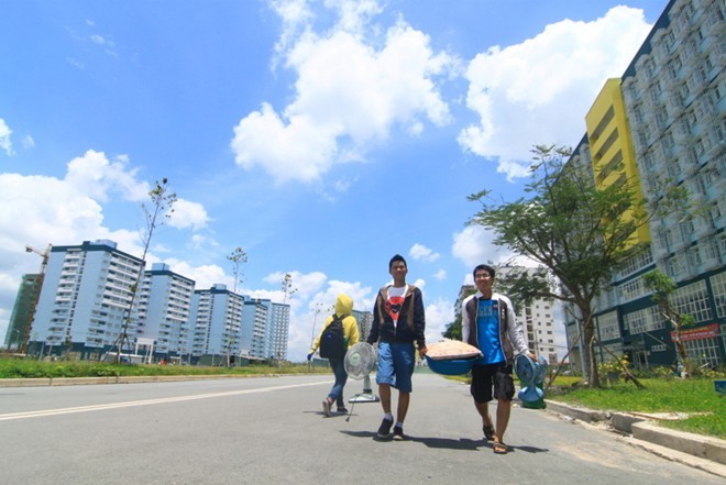 Tân sinh viên, sinh viên đã bắt đầu dọn đồ đạc vào KTX