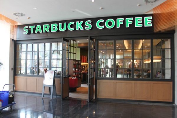 Có cả một cửa hàng cà phê Starbucks tại đây