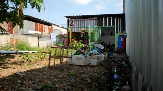 Khoảng đất trống phía sau được sử dụng làm
