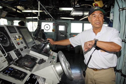 Còn đây là buồng lái của tàu USNS Salvor với sĩ quan chỉ huy Aguinaldo