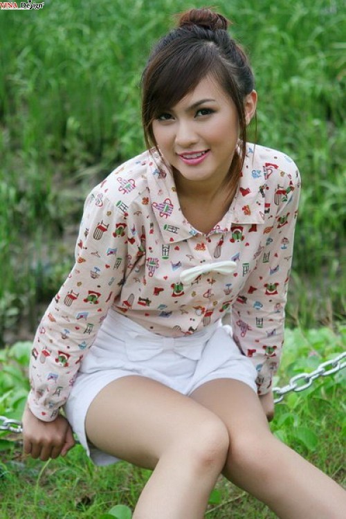 Kelly Nguyễn (tên thật là Nguyễn Thụy Tú Anh) được biết đến qua giải Miss ảnh tại Miss Teen 2008. Hai năm trước, cô gây xôn xao với bức ảnh chiếc cằm bị lệch đã khiến nhiều người bất ngờ và tiếc nuối cho gương mặt trước đó của cô