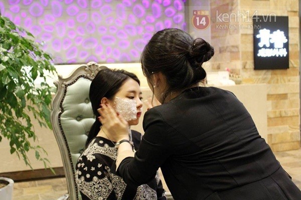 Cô được bôi một lớp kem thuốc tê trong 30 phút để kem ngấm