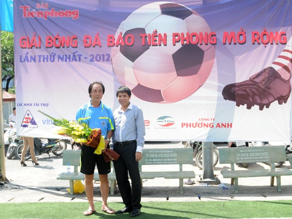 Tặng hoa và quà cho tổ trọng tài