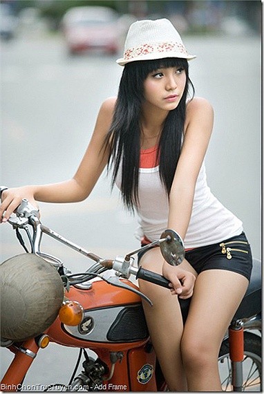 Lê Hoàng Bảo Trân sinh năm 1998, cao 1,72m và từng giành giải Vàng trong cuộc thi Teen Model 2009