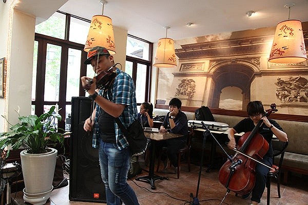 Vào buổi tối trời có hơi mưa 1 chút nhưng không khí vẫn kém phần sôi động khi nhóm nhạc liên tiếp chơi những ca khúc gần gũi với giới trẻ như: Price Tag, Pay Phone, Move Like Jagger hay Set fire to the rain