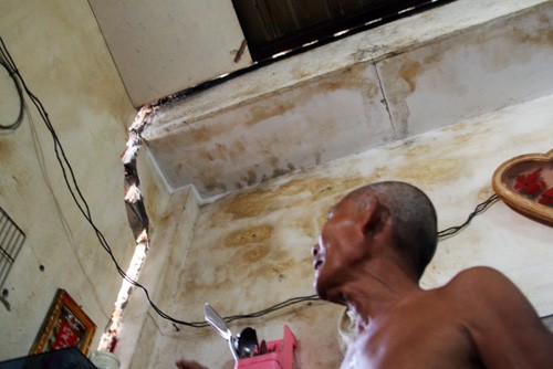 Nhiều căn liền kề khác cũng bị nứt nhưng người dân vẫn chưa được di dời, trong đó có gia đình ông Lê Văn Nguyên