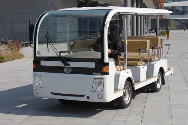 Có những chiếc xe chở hàng hóa và cả người như thế này trong khuôn viên