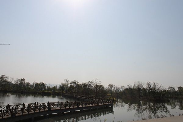 Giữa các tòa nhà đôi khi có những con đường nhỏ rất đẹp đẽ, hay những cây cầu bắc qua hồ nước hết sức thơ mộng