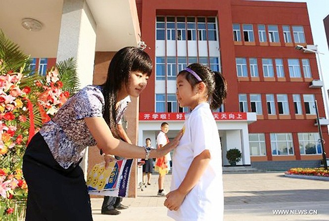 Giáo viên đón học sinh mới tại trường tiểu học Qianbajia, Bắc Kinh trong ngày khai giảng 1/9