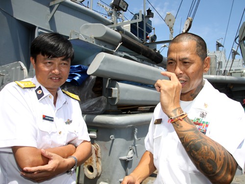 Ông Phanthavong xăm hình trên cánh tay trái