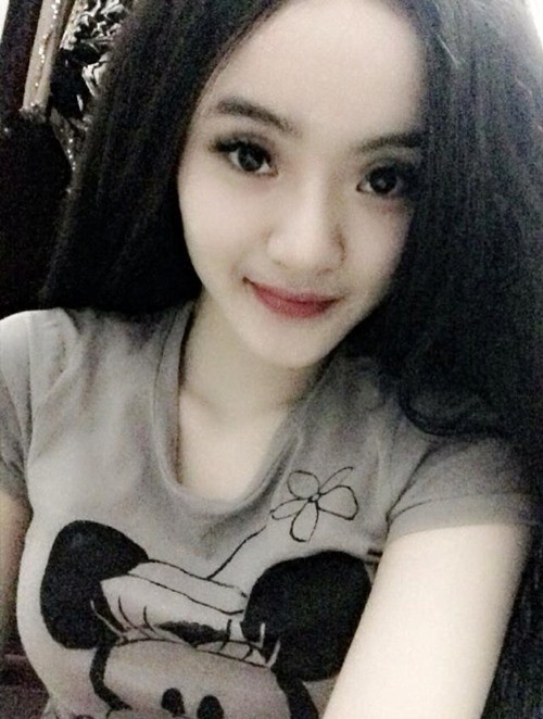 Hình ảnh mới nhất đã khiến nhiều người choáng với bộ mặt hoàn toàn khác xưa, làn da trắng nõn, mặt V-line là hình ảnh mới của Phương Trang.