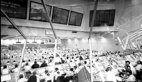 Phòng điều khiển trung tâm Kennedy trong sự kiện Apollo 11. Đây là khu đầu não điều khiển tàu đưa con người lần đầu tiên lên Mặt Trăng