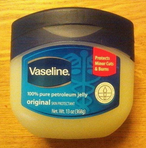 3. Vaseline Năm thành lập: 1876 Lĩnh vực: Sản phẩm chăm sóc da Công ty mẹ hiện tại: Unilever Trụ sở hiện tại: Anh Vaseline được thành lập năm 1870 bởi nhà hoá học Brooklyn Robert A. Chesebrough. Sản phẩm được sử dùng để trị những vết thương ngoài da, vết bỏng, vết cắt. Vaseline vốn chiết xuất từ phế phẩm dầu hoả, không lâu sau khi ra mắt thị trường đã lập tức trở thành sản phẩm nổi tiếng trên toàn cầu. Sau đó, vào năm 1987, tập đoàn cung cấp hàng tiêu dùng đa quốc gia Unilever đã mua Vaseline.
