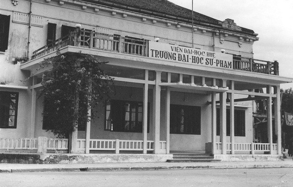 Chương trình hai năm (còn gọi là chương trình sư phạm cấp tốc) nhận những ai đã đậu được bằng Trung học Đệ nhất cấp. Hằng năm chương trình này đào tạo khoảng 2.000 giáo viên tiểu học. Giáo viên trung học thì phải theo học chương trình của trường đại học sư phạm (2 hoặc 4 năm).Sinh viên các trường sư phạm được cấp học bổng nếu ký hợp đồng 10 năm làm việc cho nhà nước ở các trường công lập sau khi tốt nghiệp