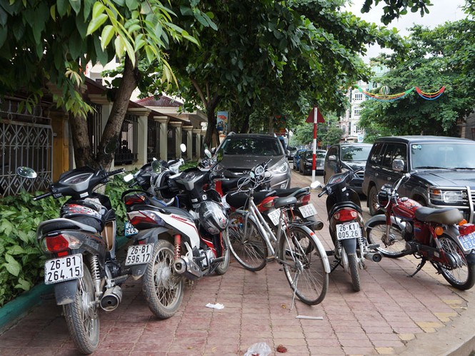 Người nhà các bị cáo tại khu vực xử án