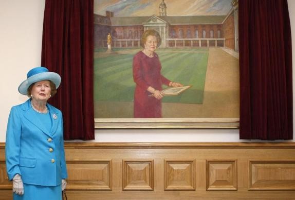 Bà Thatcher bên bức chân dung của mình tại Bệnh viện Hoàng gia Chelsea, London, 25/3/2009