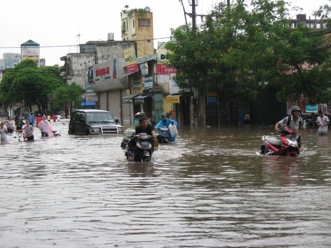 Hà Nội : Người và xe bơi giữa phố phường - ảnh 14