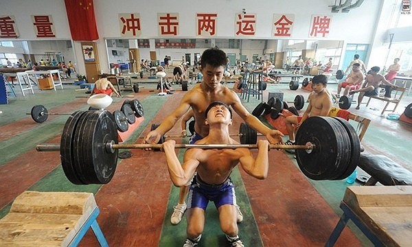 Tập luyện cùng đàn anh. Môn cử tạ là trọng tâm Olympic của đoàn Trung Quốc