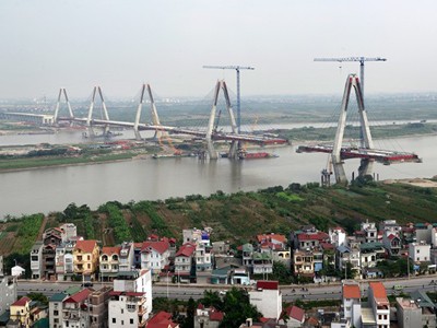 Nhật Tân, cây cầu dây văng dài nhất Việt Nam bắc qua sông Hồng qua địa bàn xã Phú Thượng (quân Tây Hồ) và xã Vĩnh Ngọc (huyện Đông Anh) đã dần dần hiện hình sau 2 năm chậm tiến độ thi công.