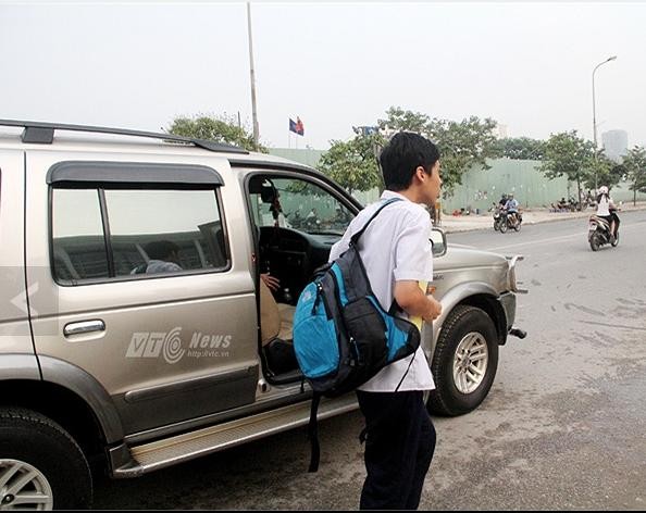 Sáng nay, khá nhiều phụ huynh chở con đi thi trên những chiếc xe đắt tiền như Lexus, Audi, Mercedes, Toyota..
