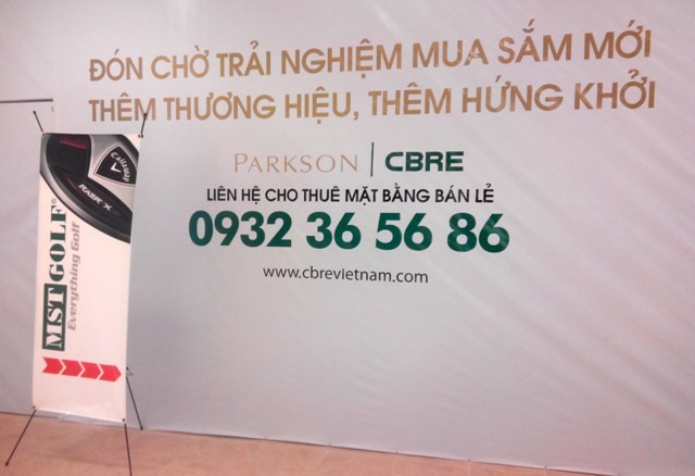 Biển đăng cho thuê mặt bằng bán lẻ đã tồn tại từ lâu tại khu vực trống trong TTTM Parkson Keangnam mà vẫn chưa có ai thuê