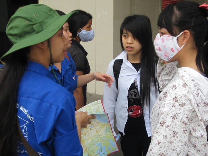 Rất đông những bạn sinh viên tình nguyện đã giúp đỡ tư vấn nhà trọ, chỉ đường đi cho thí sinh