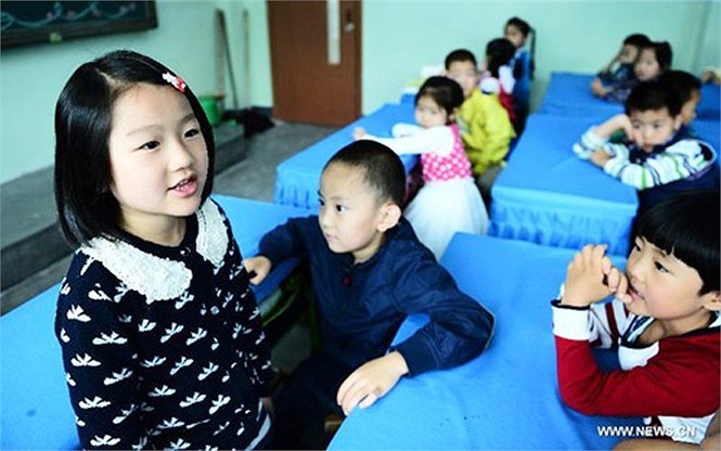Tân học sinh Liu Yifei (đứng đầu bên trái) tự giới thiệu bản thân với các bạn cùng lớp tại trường tiểu học Guchengtai, ở Xining, tỉnh Qinghai, Trung Quốc.