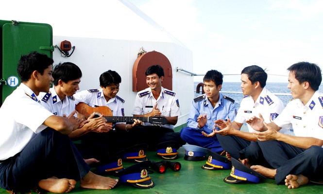 Phút giải lao sau những giờ tuần tra kiểm soát bảo vệ chủ quyền