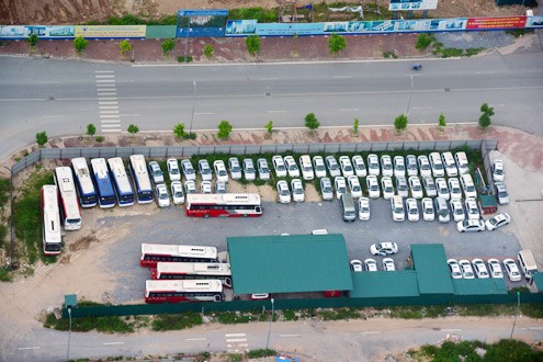 Qua đợt kiểm tra của Sở Tài nguyên và Môi trường Hà Nội, trong số 33 khu đất được kiểm tra (trên địa bàn các quận Cầu Giấy, Thanh Xuân, Tây Hồ, và Từ Liêm) có 19 khu đất bỏ hoang với tổng diện tích hơn 300.000 m2 và 10 khu đất sử dụng sai mục đích có diện tích gần 160.000 m2 (làm bãi đỗ xe, sân bóng đá mini, cửa hàng thu gom phế liệu, quán ăn, gara sửa xe ôtô....)