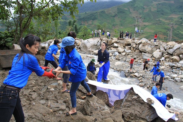Sáng 8/9, hơn chục tình nguyện viên CLB Hope Lào Cai vượt hơn 30km từ thành phố vào thôn Can Hồ A phối hợp với thanh niên địa phương tổ chức làm cầu, dọn đá, làm đường, chuẩn bị cho các em học sinh đi khai giảng năm học mới.