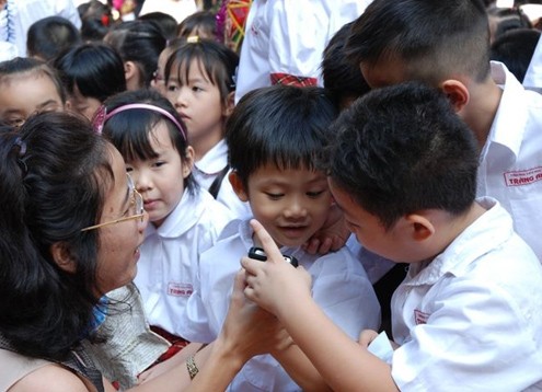 Cậu thích thú ngắm lại ảnh mình