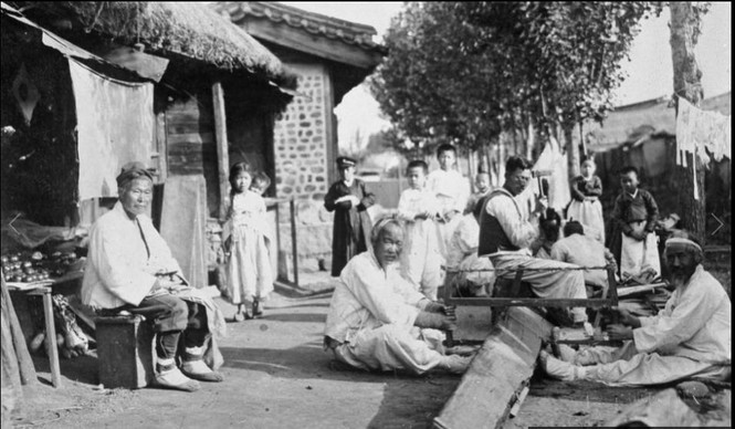 Cuộc sống thời ngày của người dân Bình Nhưỡng, Triều Tiên. Những người đàn ông ở đều mặc trang phục giống nhau