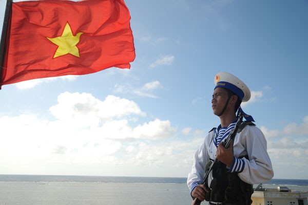 Chiến sỹ Nguyễn Ngọc Vương Sơn làm nhiệm vụ canh gác
