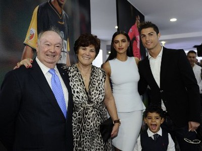 Irina Shayk bên Cronaldo và gia đình trong lễ cắt băng khánh thành bảo tàng mang tên anh