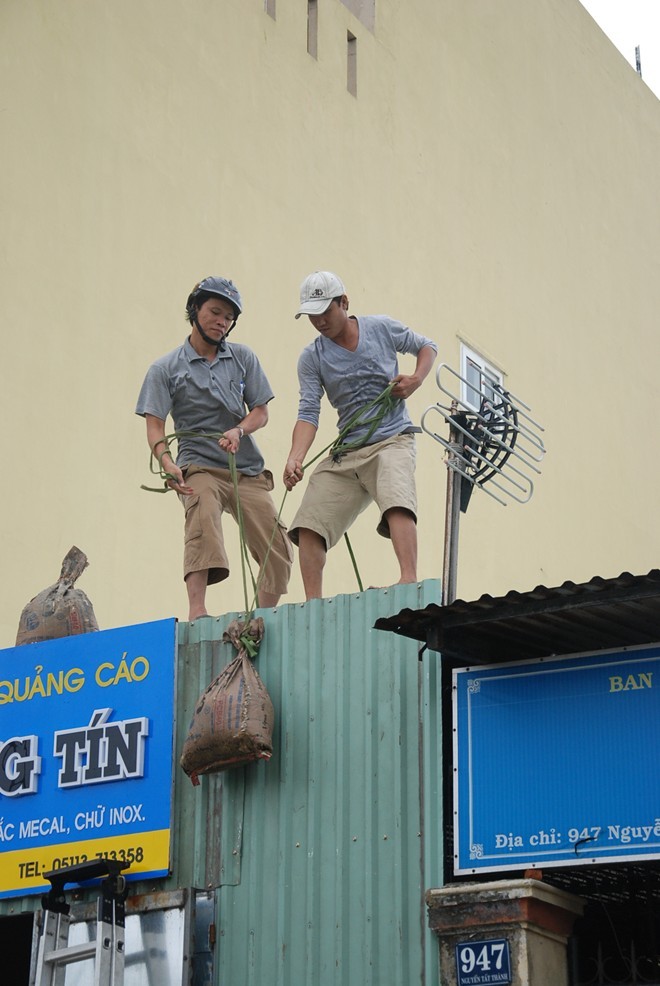 Ở các khu vực Liên Chiểu, Hòa Vang (nơi được dự báo sẽ nằm trong vùng nguy hiểm) người dân cũng đã bắt đầu thu dẹp đồ đạc để chuẩn bị cho đợt di dân lớn nhất từ trước đến nay