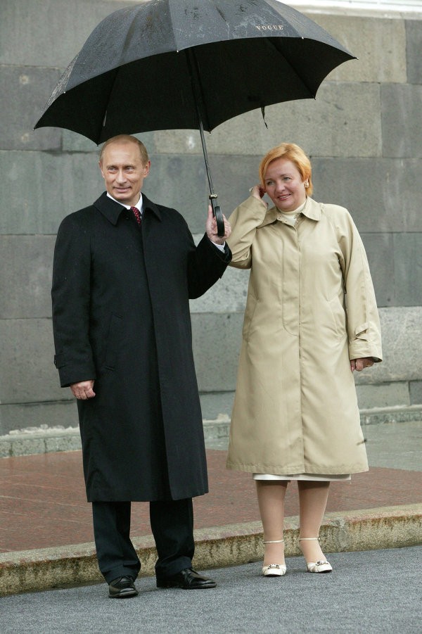 Hai người tuyên bố vẫn sẽ giữ mối quan hệ tình bạn sau khi ly dị. Trong ảnh, vợ chồng ông Putin tại thủ đô Moscow năm 2005