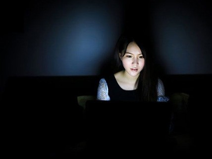12 giờ đêm, sau khi các giao dịch ban ngày hoàn tất, cô lại cặm cụi bên máy tính để cập nhật xu hướng thời trang, chuẩn bị cho các đơn hàng trên mạng mới hay đơn giản vào các diễn đàn trả lời câu hỏi của khách hàng.