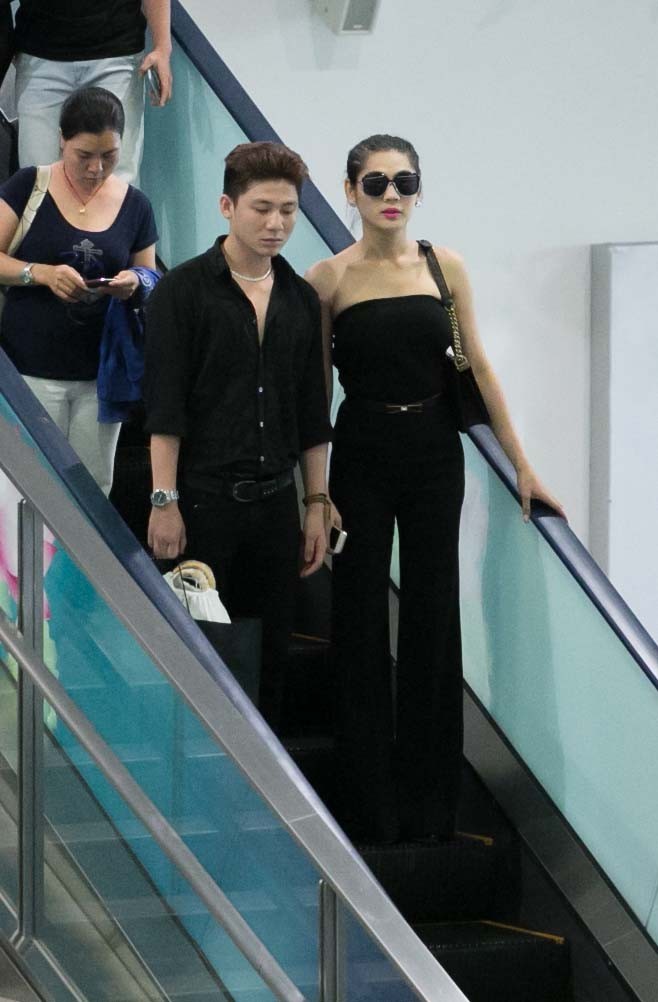 Chiều 27/11, Lâm Chi Khanh và bạn trai cùng có mặt tại sân bay Tân Sơn Nhất - TP.HCM. Bộ đôi ton-sur-ton trong những bộ trang phục tối màu. Gần đây, ca sĩ chuyển giới bận rộn với bộ phim Trở về mà Việt Trinh làm đạo diễn. Xuyên suốt thời gian này, chính bạn trai là người cận kề, chăm sóc và giúp đỡ Lâm Chi Khanh nhiều nhất