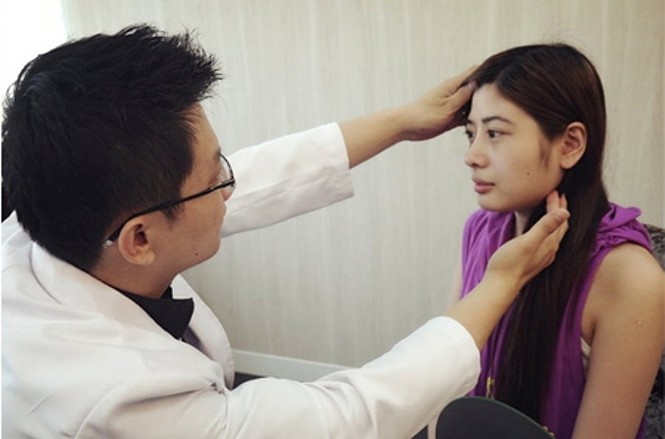 Bác sĩ cho biết cô sẽ phải trải qua 4 thủ tục, bao gồm: gọt quai hàm và xương gò má; độn cằm; cùng một vài bước làm tan mỡ trên khuôn mặt
