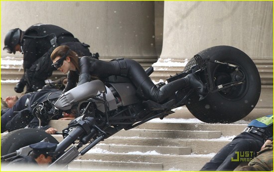 Anne Hathaway cưỡi mô tô với Batman - ảnh 2
