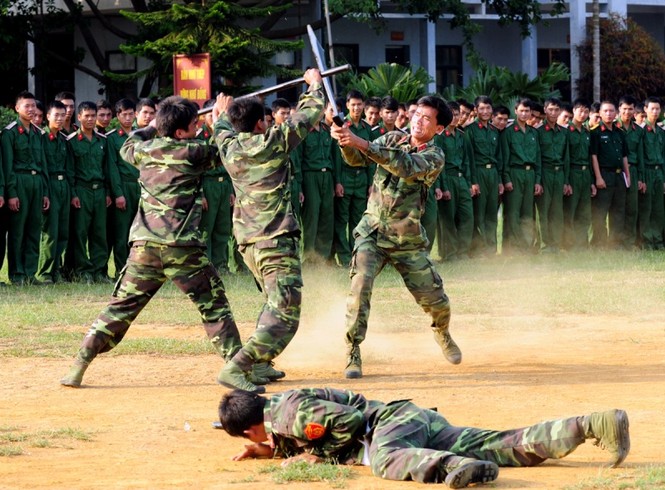 Ba, bốn đối thủ..