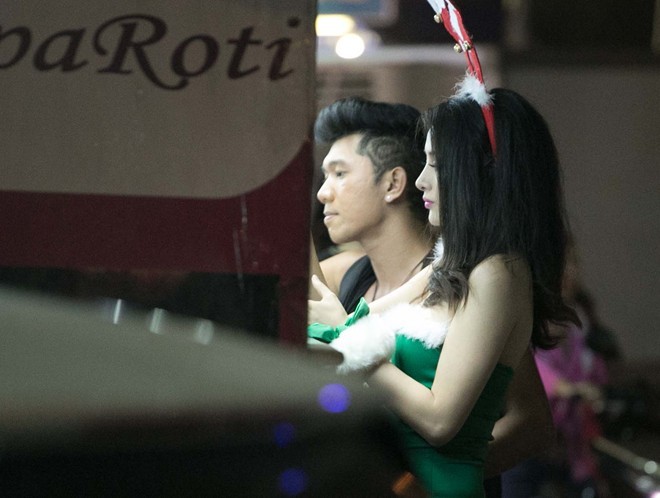 Khi mới chạm ngõ showbiz, Trương Nhi được biết đến là người mẫu ảnh nội y và gợi cảm. Cô thường nhận lời chụp nhũng khung ảnh đậm chất quyến rũ, khoe lợi thế số đo 3 vòng. Sau đó, người đẹp từng bước khẳng định tài năng bằng những vai diễn ấn tượng. Bộ phim chiếu Tết 2013 - Nhà có 5 nàng tiên giúp tên tuổi cô đến gần với công chúng.
Bài viết: http://news.zing.vn/Truong-Nhi-dien-tat-rach-xuong-pho-cung-ban-trai-post380249.html#category_featured.noibat
Nguồn Zing News