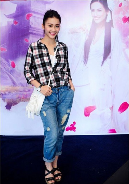 Khả Ngân trẻ trung với jeans rách