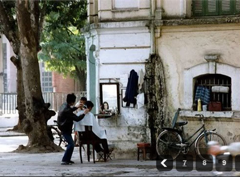 có dáng đứng lom khom cắt tóc