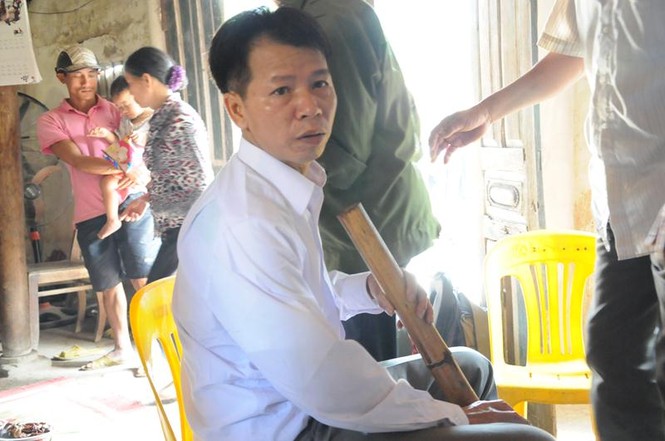 Sau hơn 1 ngày trở về nhà, ông Chấn nhận được sự quan tâm, thăm hỏi của đông đảo người dân gần xa, đặc biệt là phóng viên các báo đài.