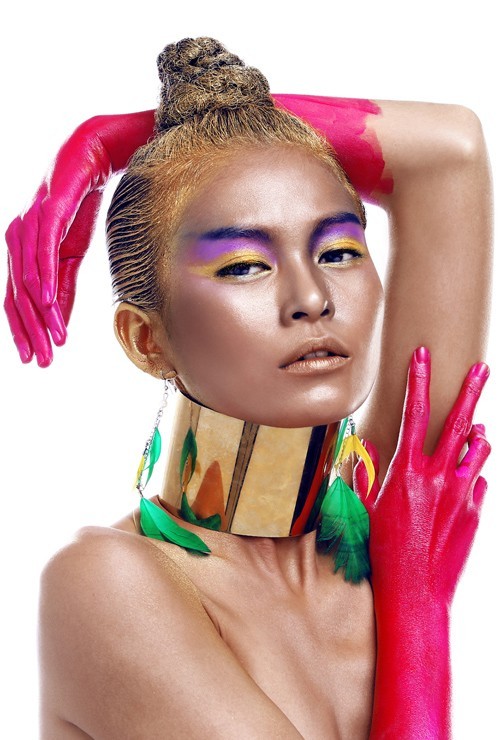 Trước khi được thay đổi diện mạo, Mâu Thanh Thủy đã có màn thể hiện chụp ảnh chân dung nghệ thuật rất ấn tượng, cô được bước tiếp vào vòng trong nhờ thần thái chứa đựng nhiều cảm xúc
Bài viết: http://news.zing.vn/Hanh-trinh-lot-xac-an-tuong-cua-quan-quan-Mau-Thanh-Thuy-post379718.html#category
Nguồn Zing News