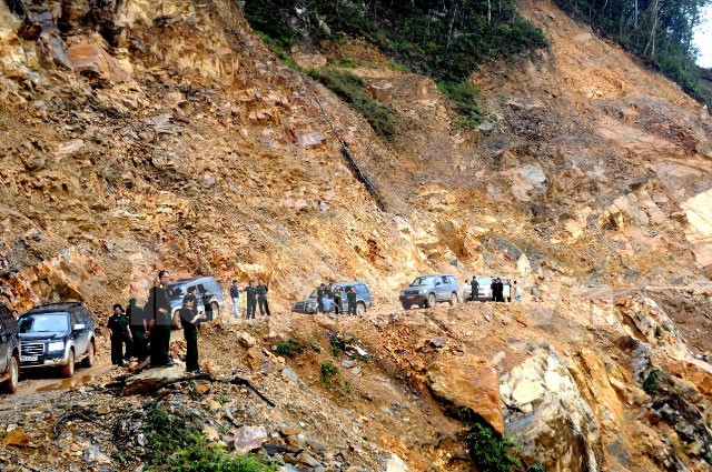 Dự án còn phải mở thêm hệ thống đường ngang, khoảng 200km có một con đường nhánh nối quốc lộ hoặc tỉnh lộ với đường tuần tra biên giới