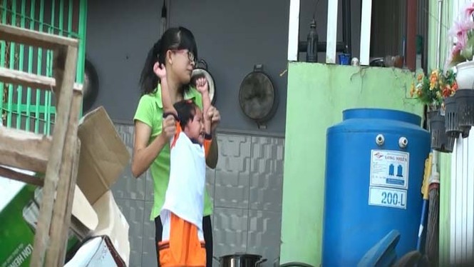 Mặc cho đứa bé khóc lóc thảm thiết, bảo mẫu này vẫn bế lên và nhúng vào bồn nước